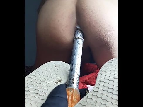 Sexi gay metiéndose el dildo