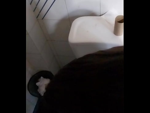 En el baño infiel me la chupa mientras el novio compra