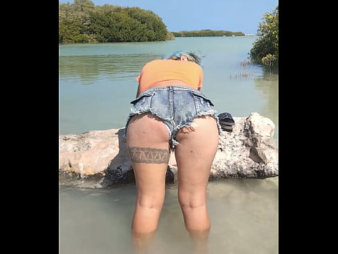 Mostrando las nalgas en el mar