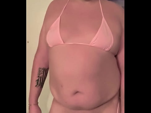 La grosse lapine travesti jinna présente son micro bikini et sa petite cage de chasteté. Se fait plaisir avec un jouet.