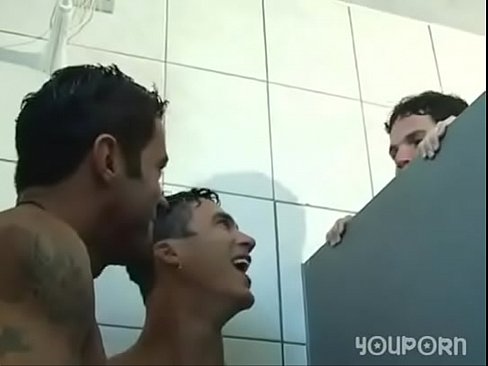 Sexo a 3 dentro do banheiro