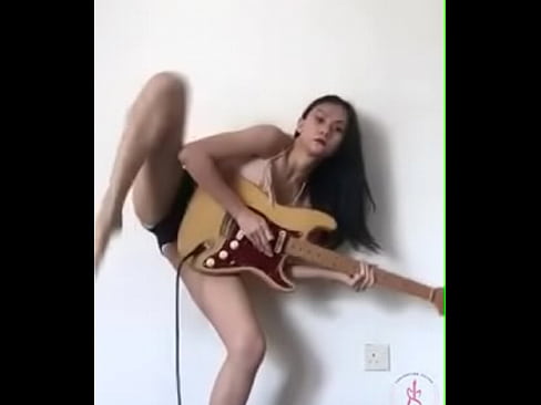 Aunty play guitar