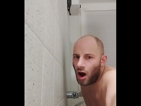 Schwuler besorgt es sich mit einem Dildo unter der Dusche