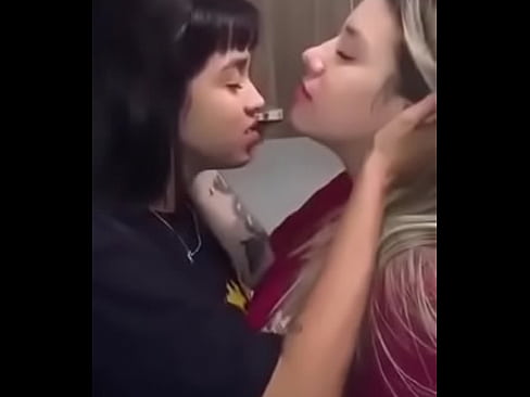 Amigas se besan en una fiesta