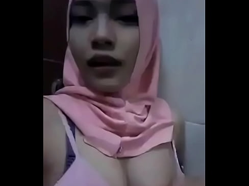 PEREMPUAN MELAYU BERTUDUNG BUAH DADA GATAL 1