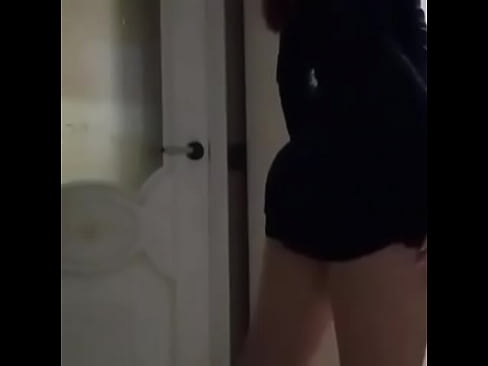 Brunette exposes her bubble butt