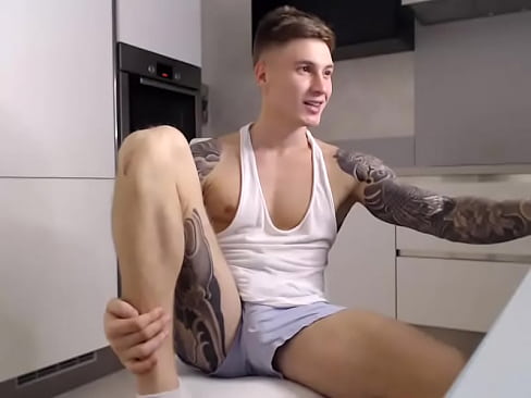 Tatuado se exibindo no Chaturbate