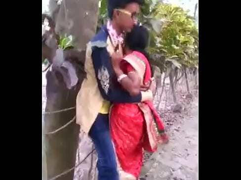 MARATHI DESI BOY AND AUNTY PASSIONATE KISS IN PUBLIC