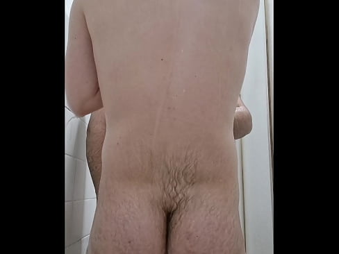 Joven gordito y oso peludo duchándose