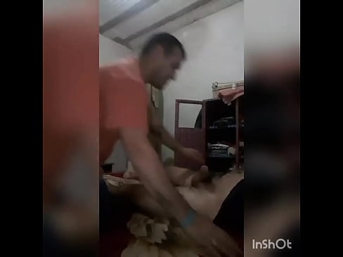 muchacho viene seguido a casa a descargar su leche