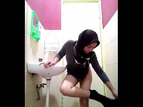 Tante hijab masturbasi di kamar mandi hot