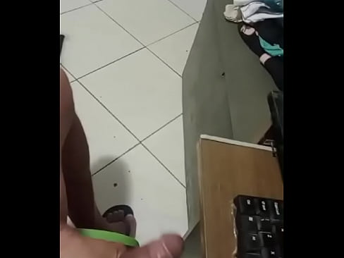 Macho ativo gostoso vendo meu vídeo e me homenageando com o pau duro