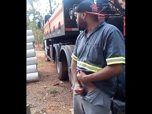 Trabalhador se Masturbando na Obra escondido atrás do Caminhão da Empresa