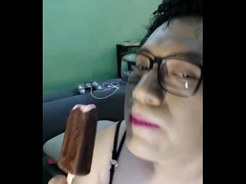 Chica travesti como de forma asquerosa como come una paleta helada.