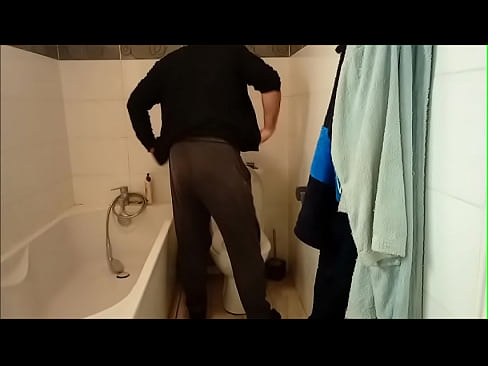 Un pervers se fait une branlette en cachette dans les toilettes