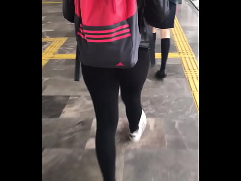 Leggins traía cachetero negro con encaje blanco.