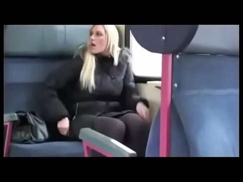 Deutsche Schlampe fickt im Zug auf toilette