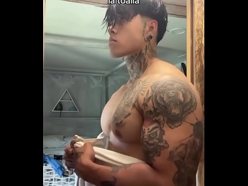 chino enseña sus tetas bombeadas