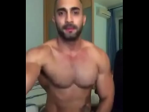 Sexy muscle guy showing himself - Gostoso musculoso se exibindo