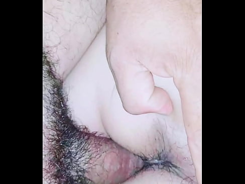Tengo una jugosa vagina y que le gusta saborear y me entrego a él boca abajo.