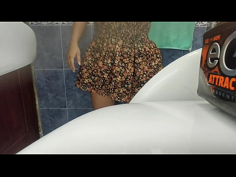 Mujer descubre camara oculta en baño publico que la graba meando