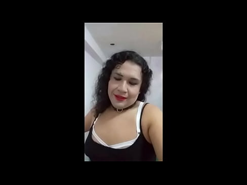 Gorda travesti mostrando el culo en su habitación y los troncos que se inserta