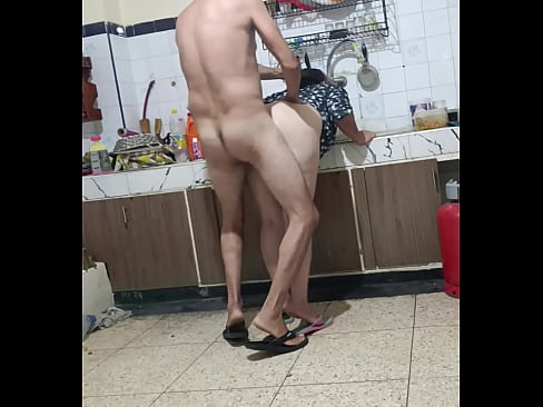 veo a mi hermanastra en la cocina sin pantalones y la follé amorosa y fuerte hasta siente orgasmo varias veces  a77 khchito fiha 7ta ghawtat 3jabha l7al bzaf