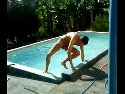 Completamente nú na piscina