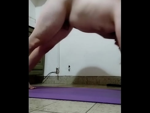 El profe de yoga termina masturbandose en la colchoneta