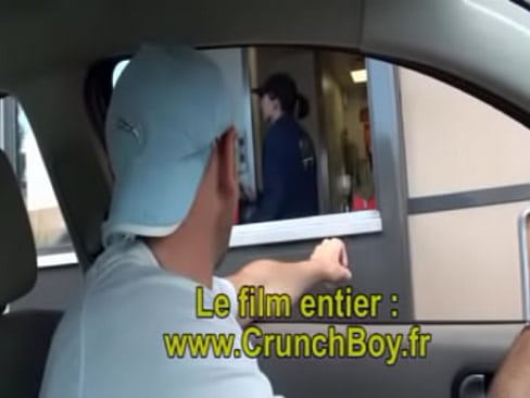 sexe au restaurant exhib mac donalds des jeunes se sucent leur grosse bite sous