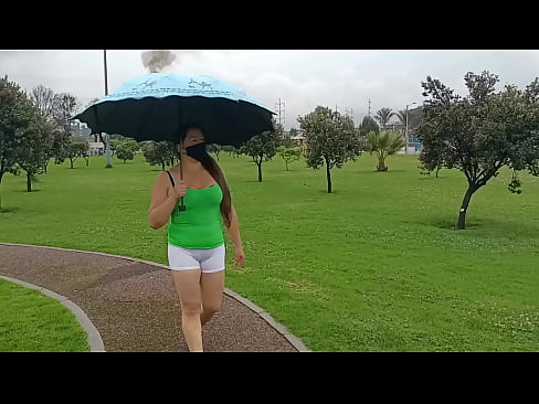 Esposa Puta Hindi Se Exhibe En El Parque y Muestra Su Vagina En Short Hindi Slut Wife Flashes In The Park And Shows Her Vagina In Shorts PARTE 1 FULL ON XRED