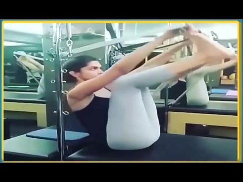 Deepika Padukone Exercising in Skimpy Leggings Hot Yoga Pants.