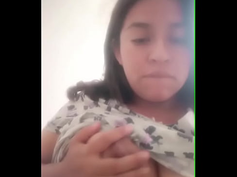 tocandome rico las tetas