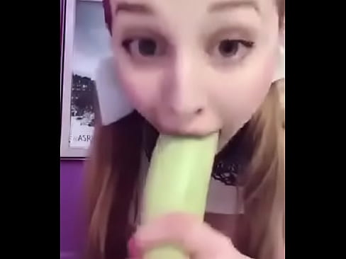 Se masturba con su dildo