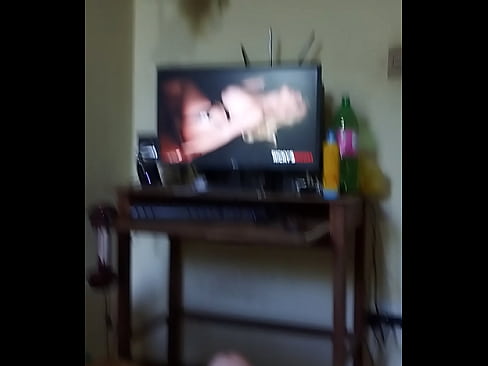 Vendo porno e masturbando até gozar bastante