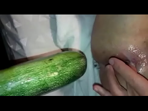 Dildo de pepino por el culo