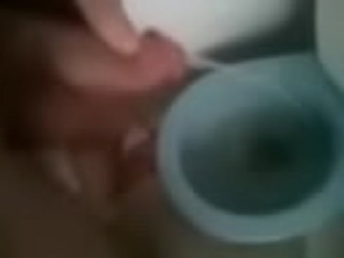 Small dick taking a pee