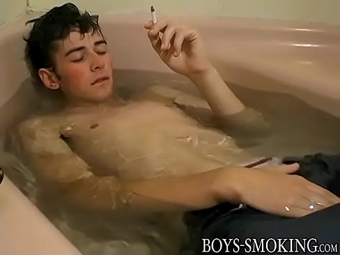Cigar loving homo cock tugging in bath