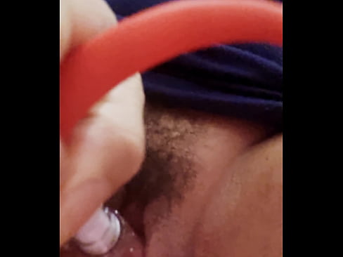 Grelinho sugado pela bobinha clitoriana