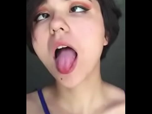 Sexy nena sacando la lengua sexy