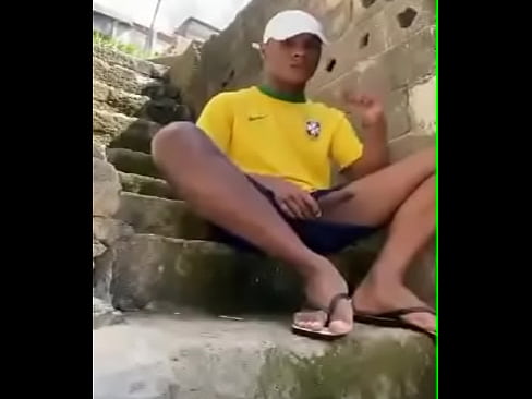 Novinho negro socando uma no beco