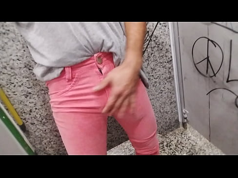 Pauzao duro se destacando na roupa apertada