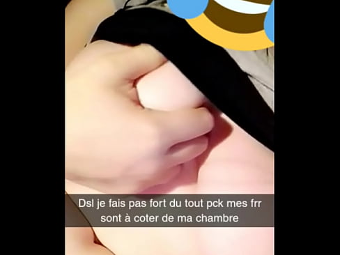 Jeune au beaux seins montre sur Snap