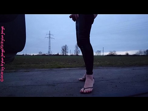 High Heels und Leggings auf dem Feldweg