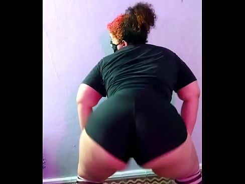 bbw trans dançando e rebolando