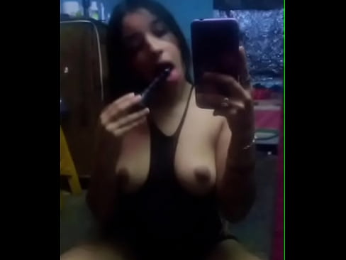 Es una chica pequeña y traviesa