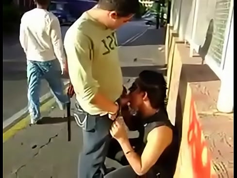 Una chupadita en publico Gay