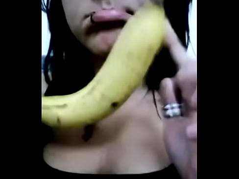 Putinha babando com banana