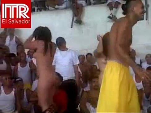 Mujeres desnudas en fiesta porno en carcel de El salvador