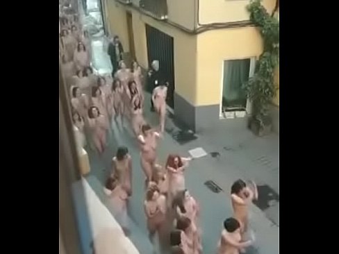 Nude in strada